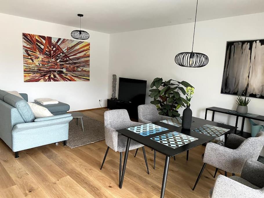 Modernes City-Appartement Нойштадт-ан-дер-Вайнштрасе Экстерьер фото